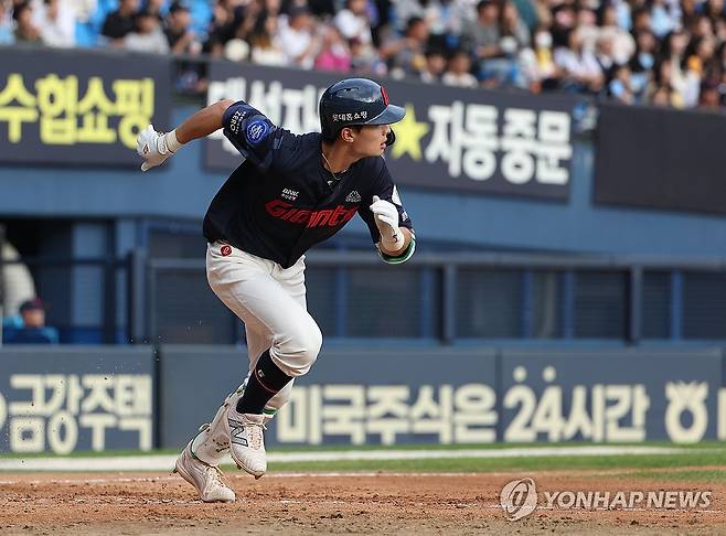 1타점 추가하는 윤동희 (서울=연합뉴스) 김성민 기자 = 9일 오후 서울 잠실야구장에서 열린 2023 프로야구 롯데 자이언츠와 LG 트윈스의 경기. 6회초 2사 3루 롯데 윤동희가 1타점 적시타를 치고 달려나가고 있다. 2023.10.9 ksm7976@yna.co.kr