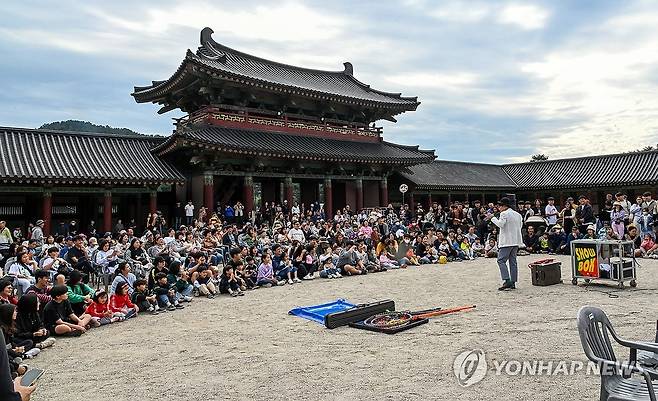 '2023 대백제전' 인산인해 (부여=연합뉴스) 개천절이자 추석 연휴 마지막 날인 3일 '2023 대백제전' 충남 부여 쪽 행사장인 백제문화단지를 찾은 관광객들이 비눗방울 공연을 관람하며 즐거운 한때를 보내고 있다. 지난달 23일 막을 올린 대백제전은 9일까지 이어진다. 2023.10.3 [부여군 제공. 재판매 및 DB 금지] sw21@yna.co.kr