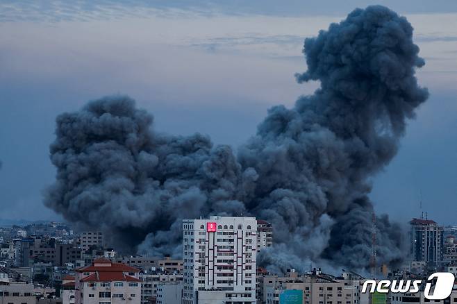7일(현지시각) 팔레스타인 무장 정파 하마스의 이스라엘 공격으로 가지 지구에 있는 고층 타워서 검은 연기가 솟아 오르고 있다. 2023.10.9 ⓒ 로이터=뉴스1 ⓒ News1 우동명 기자