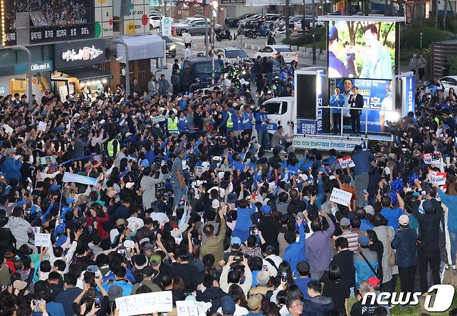 9일 저녁 서울 강서구 발산역 일대에서 열린 이재명 더불어민주당 대표의 진교훈 강서구청장 후보 지원유세에 많은 지지자들이 몰려 있다. (공동취재) 2023.10.9/뉴스1 ⓒ News1 임세영 기자