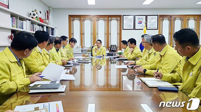 10일 오전 8시 서산시청 시장실에서 이완섭 서산시장이 읍내동 폭발 사고와 관련해 신속한 피해복구와 피해 대책 마련 회를 주재하고 있다.(서산시 제공)/뉴스1