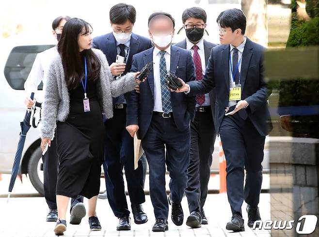 김인섭 전 한국하우징기술 대표가 영장실질심사를 받기 위해 서울중앙지법으로 들어서고 있다. 2023.4.14/뉴스1 ⓒ News1 박정호 기자