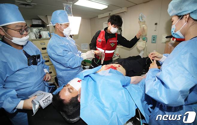 제주한라병원 권역외상센터 의료진들이 10일 오전 제주 서귀포시 화순항 남쪽 해상에서 진행된 '(가칭) 해양외상의료지원팀' 훈련에서 모의 긴급 수술을 하고 있다. 2023.10.10/뉴스1 ⓒ News1 오현지 기자