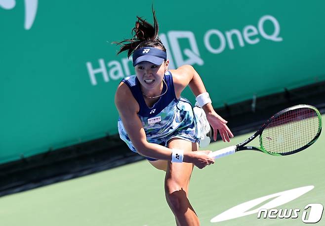 장수정이 10일 오후 서울 송파구 올림픽테니스장에서 열린 '여자프로테니스(WTA) 투어 하나은행 코리아오픈 2023' 단식 32강전 경기에서 미국의 소피아 케닌과 경기를 치르고 있다. 2023.10.10/뉴스1 ⓒ News1 구윤성 기자