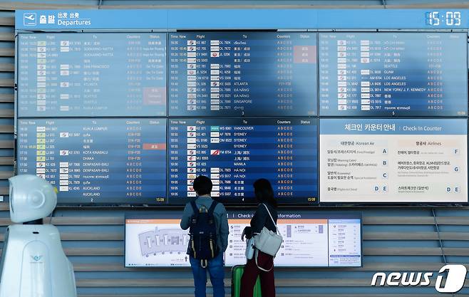9일 오후 인천국제공항 2터미널에서 승객들이 항공편명을 살피고 있다. 2023.10.9/뉴스1 ⓒ News1