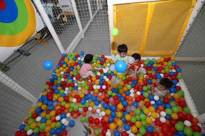 광명스피돔 키즈파크 볼풀장에서 아이들이 즐겁게 놀고 있다. 사진 | KSPO