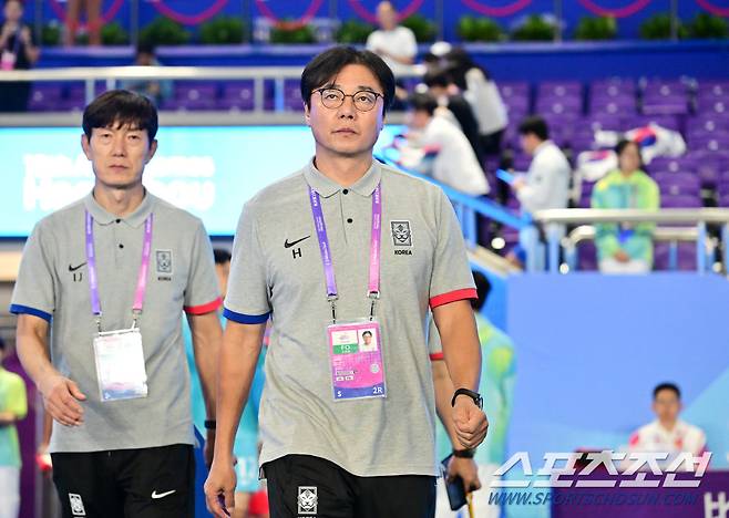 4일 중국 항저우 황룽스포츠센터스타디움에서 대한민국 축구대표팀과 우즈베키스탄의 준결승전 경기가 열렸다. 경기장에 나서고 있는 대표팀 황선홍 감독. 항저우(중국)=송정헌 기자songs@sportschosun.com/2023.10.04/