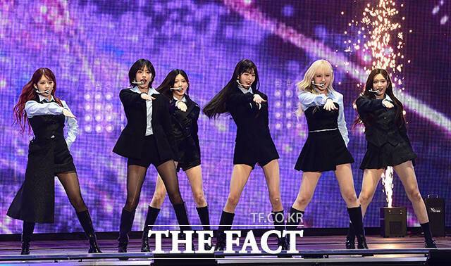 아티스트와 팬이 함께 만들고 즐기는 K-POP 축제 '2023 더팩트 뮤직 어워즈'가 10일 오후 인천 남동구 수산동 인천남동체육관에서 화려한 막을 올린 가운데 그룹 아이브가 화려한 무대를 펼치고 있다. /인천남동체육관=이동률 기자