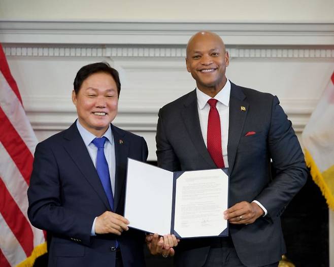 박완수 경남도지사와 웨스 무어(Wes Moore) 미국 메릴랜드주지사가 체결한 양해각서를 보여주고 있다. [사진제공=경남도청]