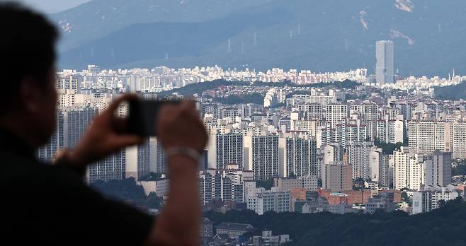 사진은 이날 서울 남산에서 내려다 본 시내 아파트의 모습. /뉴스1