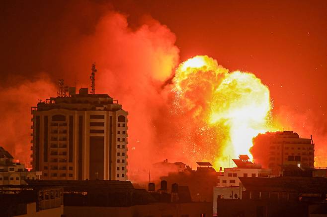 지난 9일(현지시각) 이스라엘의 가자지구 공습으로 화염이 폭발하고 있다. /AFP 연합뉴스