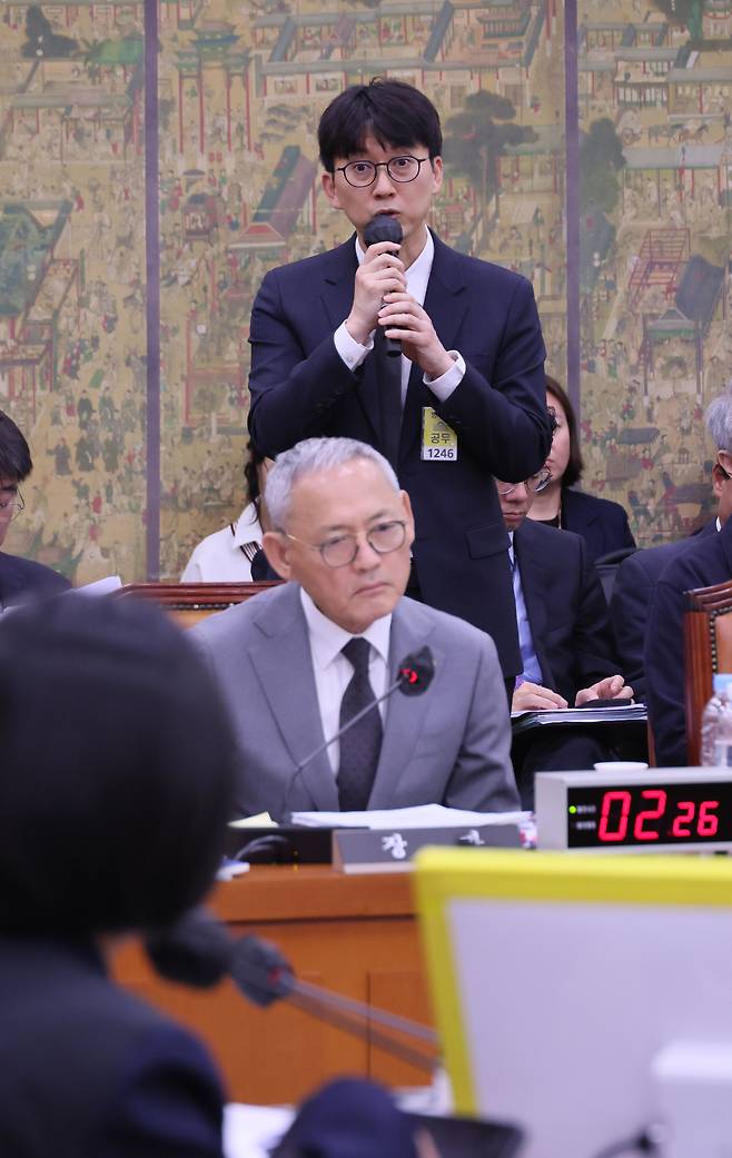 허진영 펄어비스 대표가 10일 국회 문화체육관광위원회에서 열린 문화체육관광부 국정감사에 증인으로 출석해 정의당 류호정 의원의 질의에 답변하고 있다. / 연합뉴스