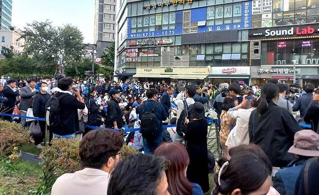 더불어민주당 당 관계자와 지지자들이 9일 오후 진교훈 민주당 강서구청장 보궐선거 후보의 집중유세가 열린 서울 강서구 발산역 1번 출구 인근 공원에 모여있다. ⓒ 데일리안 김은지 기자