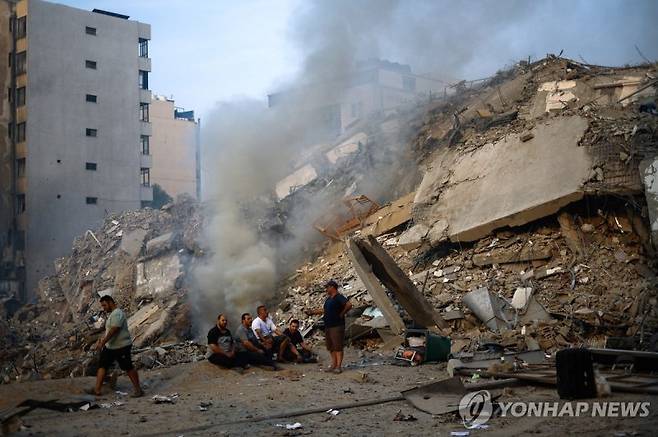 이스라엘은 가자지구에 전면 봉쇄령을 내리고 전력, 식량, 연료 등을 원천 차단했으며, 약 30만명의 예비군을 소집해 지상군을 투입할 예정인 것으로 알려졌다. 연합뉴스