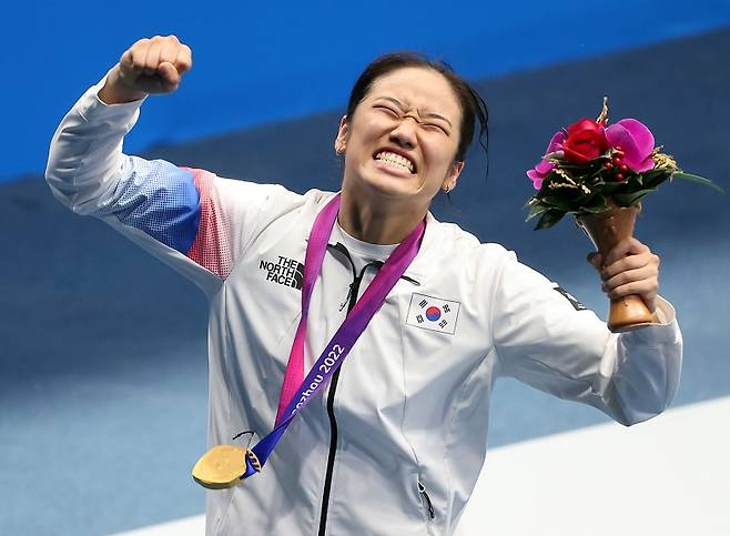 7일 중국 항저우 빈장체육관에서 열린 항저우 아시안게임 배드민턴 여자 단식 결승에서 금메달을 획득한 한국 안세영이 기뻐하고 있다.(사진=저작권자(c) 연합뉴스, 무단 전재-재배포 금지)