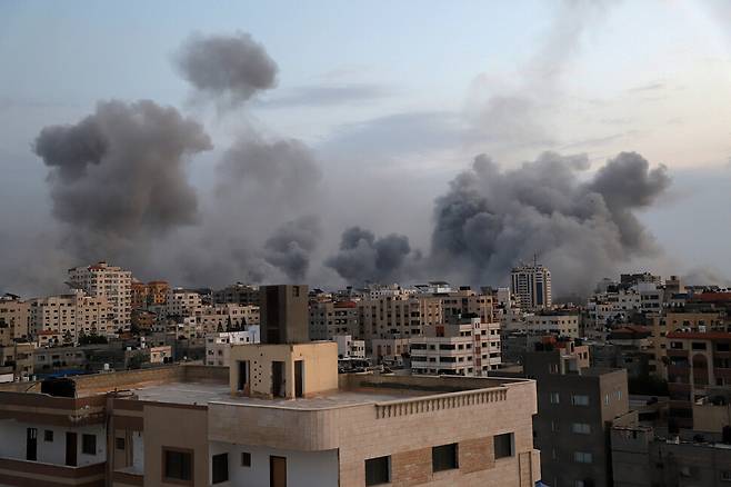 9일 이스라엘의 보복 공격으로 건물이 파괴된 가자지구에 연기가 솟아오르고 있다. 신화 연합뉴스