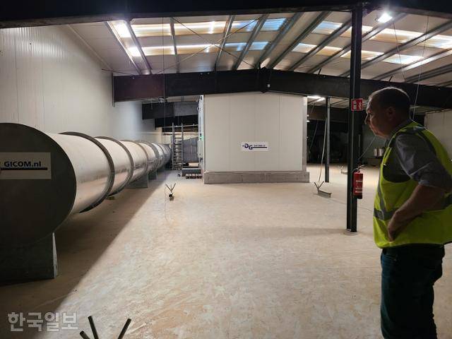 코메코의 커머셜디렉터 아리 판더위거트씨가 지난달 5일(현지시간) 자사 비료공장의 미생물 발효공정을 설명하고 있다. 드론텐=윤현종 기자