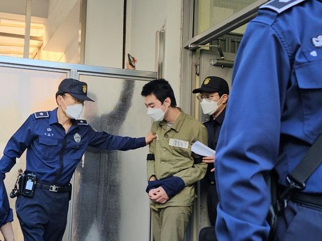 경기 성남시 분당구 서현역에서 흉기 난동을 벌여 14명 사상자를 낸 혐의로 재판에 넘겨진 최원종(22)이 10일 재판을 마치고 호송되고 있다. 뉴시스