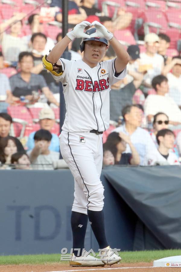 2023 KBO리그 롯데 자이언츠와 두산 베어스의 경기가 25일 오후 잠실야구장에서 열렸다. 두산 정수빈이 1회 선두타자로 나와 우익수오른쪽 3루타를 날리고 있다. 잠실=정시종 기자 capa@edaily.co.kr /2023.07.25.