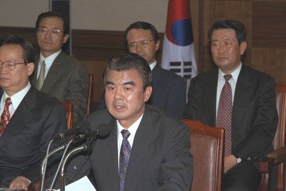 김태정 검찰총장이 1997년 10월 21일 신한국당이 고발한 김대중 새정치국민회의 15대 대선 후보 비자금 의혹의 수사를 선거 이후로 유보하겠다고 발표하고 있다. [중앙포토]