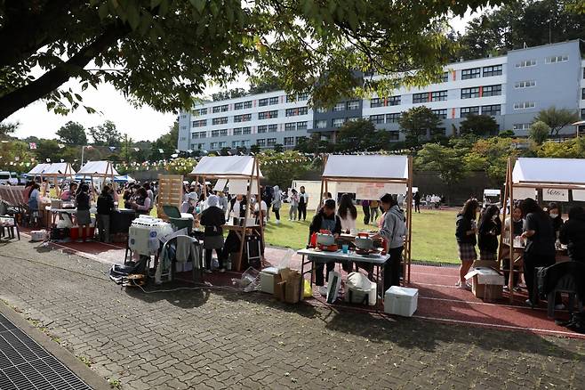 제2회 대전신일여고 동아리축제인 2023 신일 어울림 한마당 행사에 학생들이 판매 및 체험 부스를 구경하고 있다. 대전신일여고 제공