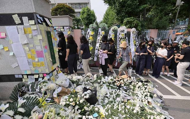 20일 서울 서초동 서이초등학교에서 숨진 신입 교사 A씨를 추모하기 위한 교사들의 발걸음이 이어지고 있다./임대철 기자