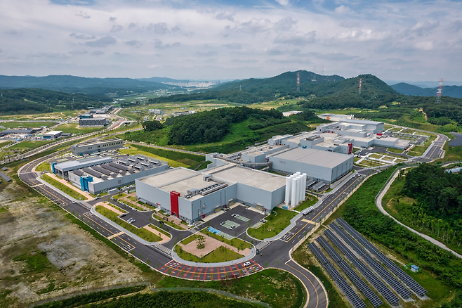 대전 중이온 가속기 연구소 전경. 1조51000억원이 투입돼 만들어진 과학비즈니스벨트의 핵심 기초과학 연구시설이다.  최근 정부 R&D 예산 삭감으로 과학비즈니스벨트와 연계된 산학 연계 인력양성 사업의 예산이 크게 감소했다. 중이온 가속기 연구소 홈페이지 갈무리.