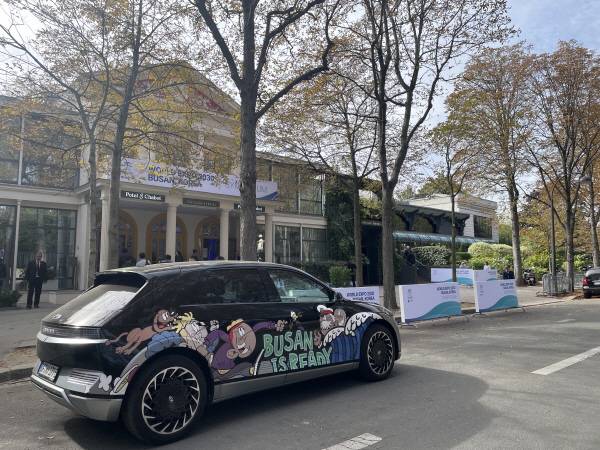 9일 프랑스 파리 시내에 부산엑스포를 알리기 위해  ‘Busan is redy(부산은 준비됐다)’는 문구를 래핑한 차량이 달리고 있다. 김태경 기자