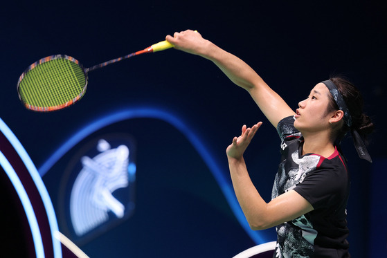 Korean badminton player An Se-young competes in the women's singles final against Chen Yufei of China at the Hangzhou Asian Games held at Binjiang Gymnasium in Hangzhou, China on Saturday. [NEWS1]