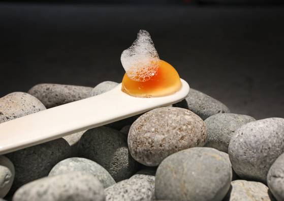 Raspberry kombucha jelly topped with mint foam is served on studio Stimuli creative director Jeon Jin-hyun's spoon. [PARK SANG-MOON]