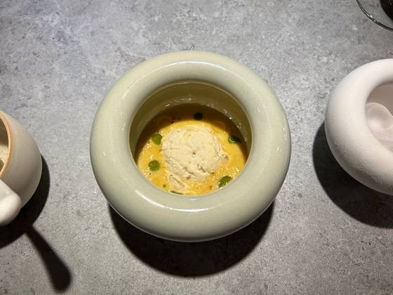 Warm tofu and soy pulp topped with saffron served with one hot spoon and another cold spoon. As customers begin eating the soft tofu, an audio of a person biting into something crunchy, like an apple, starts booming through the restaurant’s speakers. Jeon, who designed the sound herself, calls it the dish's “auditory seasoning.” [SHIN MIN-HEE]