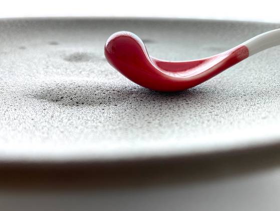 This spoon has a symmetrical voluminous round head to stimulate sweetness to the tongue and lips. [JEON JIN-HYUN]