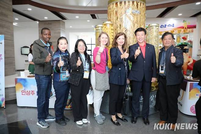 지난 6일 개막한 금산세계인삼축제에 외국인 발길이 이어지고 있는 가운데 박범인 군수(오른쪽 두번째)가 주한대사관 관계자들과 기념촬영을 하고 있다.