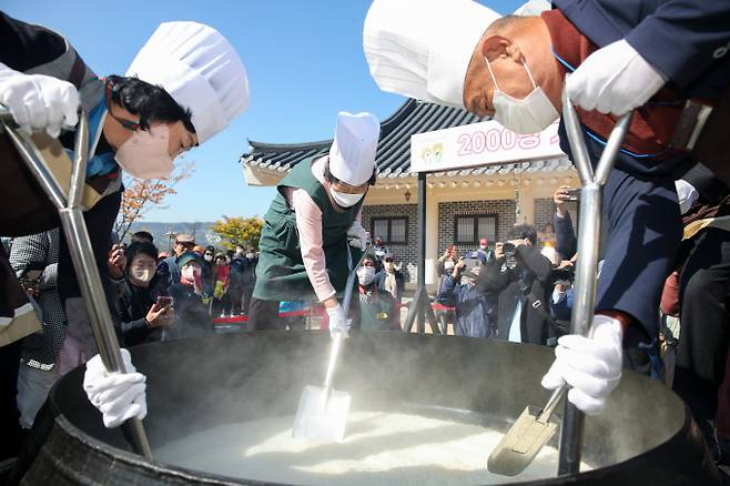 이천의 대표적인 특산물이며 상징인 이천쌀의 우수성을 널리 알리기 위해 열리는 이천쌀문화축제가 오는 10월18일부터 22일까지 5일동안 이천농업테마공원에서 방문객들을 맞이한다. 사진은 2000명가마솥밥. / 사진제공=이천시