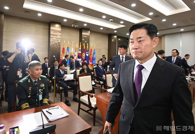 신원식 국방부 장관이 10일 오전 서울 용산구 국방부에서 열린 국회 국방위원회 국정감사장을 떠나고 있다. 국회사진기자단