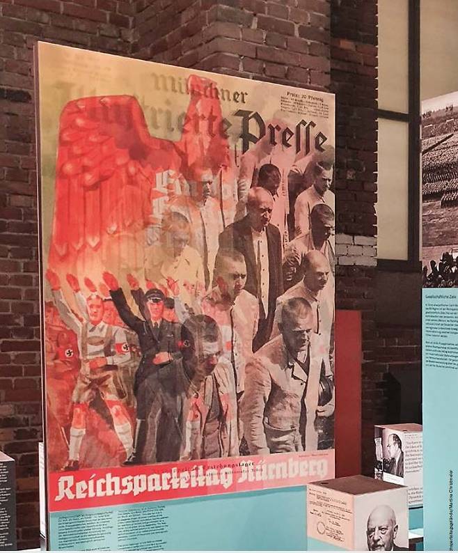 ‘나치 전당대회장 역사기록관’ 전시장에 걸린 거대 포스터. 한쪽에서 바라보면 나치의 선동문구가 가득한 내용이, 다른 쪽에서 보면 고통받는 시민 모습이 담겨 나치당 시절의 모순을 고발하고 있었다. [독일 나치 전당대회장 역사기록관 제공]