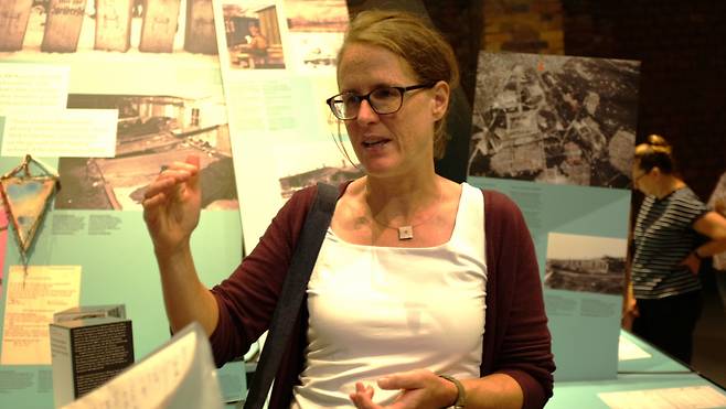 지난달 18일 독일 뉘른베르크시에 있는 ‘나치 전당대회 역사기록관’ 안에서 독일 나치 역사 전문가인 전시큐레이터 닥터 마티나 크리스트마이어 씨가 헤럴드경제와 인터뷰하고 있다. 독일 뉘른베르크=박혜원 기자