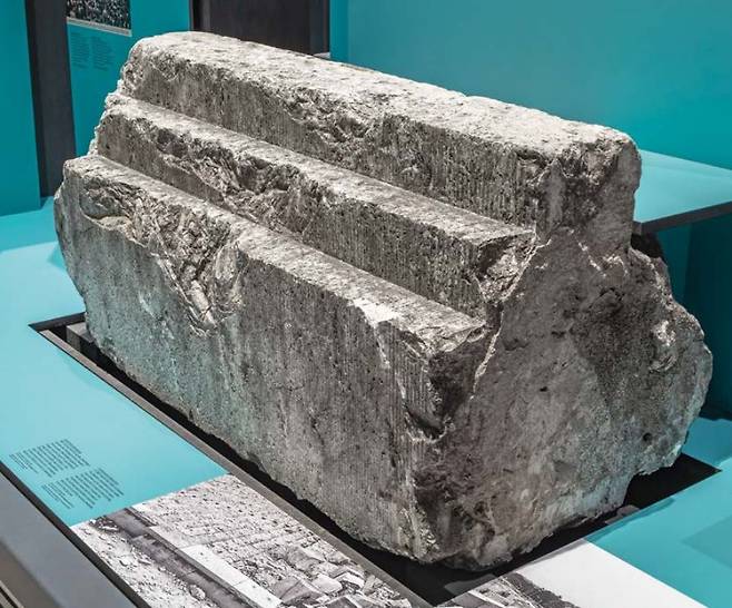 제 2차 세계대전 당시 붕괴된 나치 전당대회장 벽을 전시하고 있다. [나치 전당대회 역사기록관 제공]