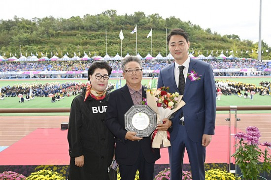 김병수(가운데) 전 울릉군수가  2023년 자랑스러운 달성인상을 수상한후 부인 한남조씨와 함께  기념사진을 찍고있다  (달성군 제공)