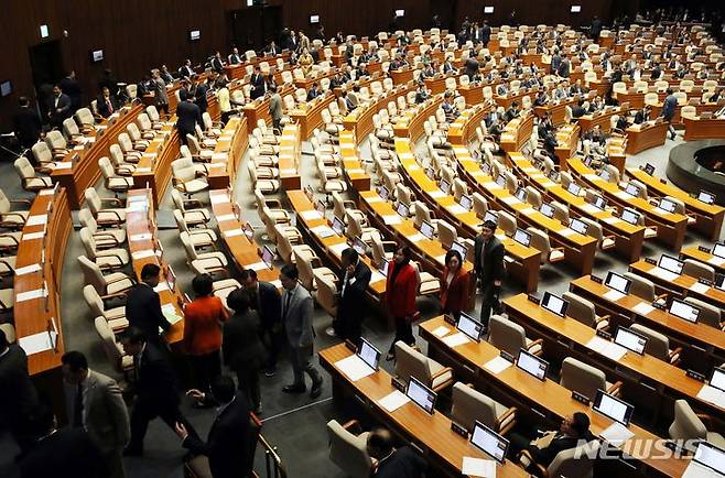 [서울=뉴시스] 조성봉 기자 = 지난 6일 오후 서울 여의도 국회 본회의장에서 열린 제410회국회(정기회) 제9차 본회의에서 이균용 대법원장 임명동의안이 부결되자 국민의힘 의원들이 회의장을 나가고 있다. 2023.10.06. suncho21@newsis.com