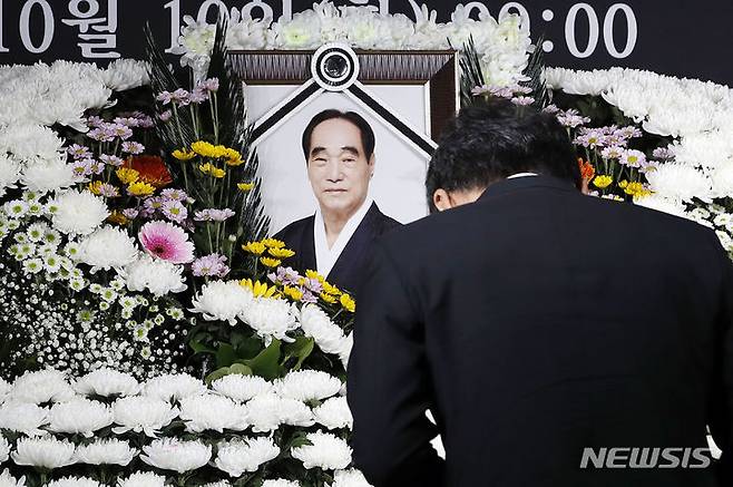 [서울=뉴시스] 최동준 기자 = 고 박종환 전 축구 국가대표팀 감독 영결식이 엄수된 10일 서울 종로구 축구회관에서 정몽규 대한축구협회 회장이 헌화 후 자리로 돌아가고 있다. 2023.10.10. photocdj@newsis.com