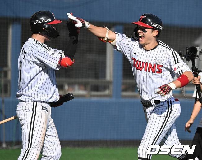 LG 박해민이 홈런을 치고 동료와 하이파이브를 하고 있다. / OSEN DB