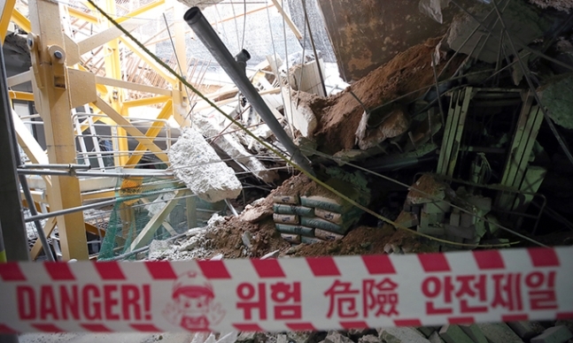 지난 4월29일 인천 서구 원당동 검단신도시 LH아파트 건설 현장에서 철근 누락으로 지하주차장 1∼2층의 지붕 구조물이 붕괴된 모습. 인천=뉴스1