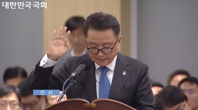 10일 국회 행정안전위원회 국정감사에서 오송참사 관련 일반증인으로 참석한 김영환 충북지사가 선서를 하고 있다. 국회 인터넷의사중계시스템 캡처