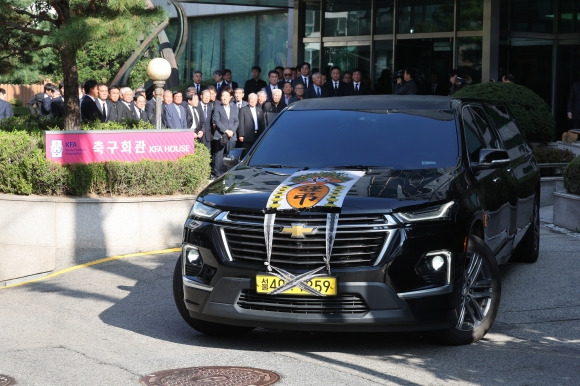 박종환 전 감독 운구차 - 10일 오전 종로구 축구회관에서 열린 박종환 전 국가대표팀 감독 영결식을 마친 뒤 운구차가 회관을 나서고 있다. 2023.10.10 연합뉴스