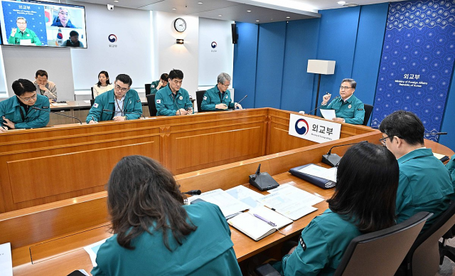 지난 8일 박진 외교부 장관이 주이스라엘 한국대사관 관계자 등이 참석해 개최된 대책 회의를 주재하는 모습. 외교부 제공