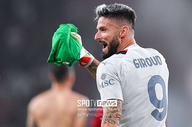 ▲ 지루가 골키퍼 유니폼을 들고 웃어 보이고 있다.