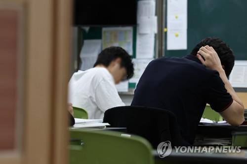 서울의 한 고등학교에서 공부하는 3학년 학생들. 2023.6.20 [연합뉴스 자료사진]