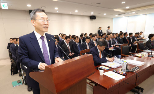 이종호 과학기술정보통신부 장관이 11일 오전 세종시 정부세종청사에서 열린 국회 과학기술정보방송통신위원회 국정감사에서 업무보고를 하고 있다. (사진=연합뉴스)>