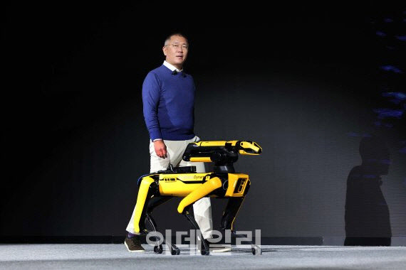 정의선 현대자동차그룹 회장이  세계 최대 전자·가전·정보기술(IT) 전시회인  ‘CES 2022’에 참석해 보스턴 다이내믹스의 4족 보행 로봇 ‘스팟’과 함께 연단에 오르고 있다. (사진=현대차그룹)